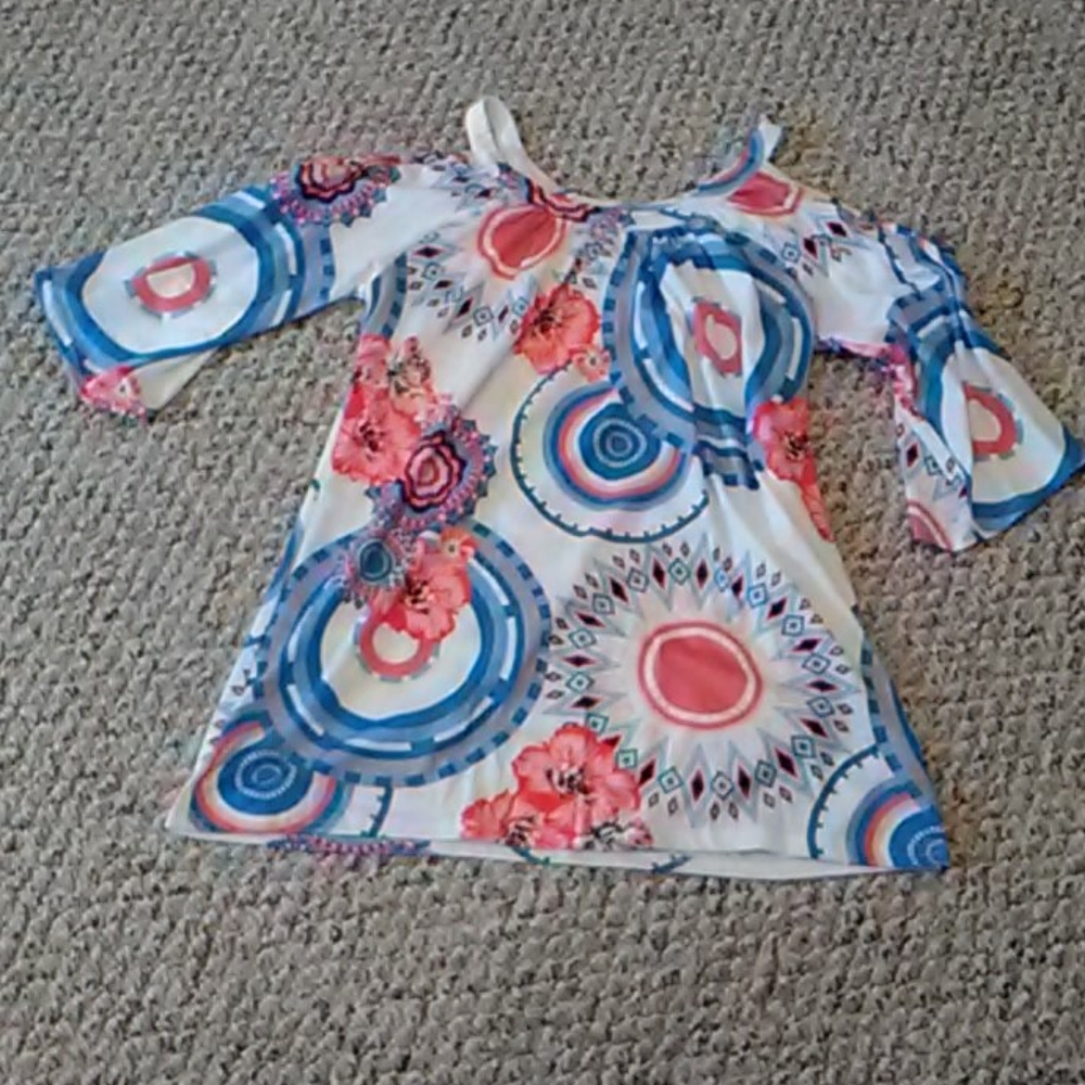 Like new condition cold shoulder top